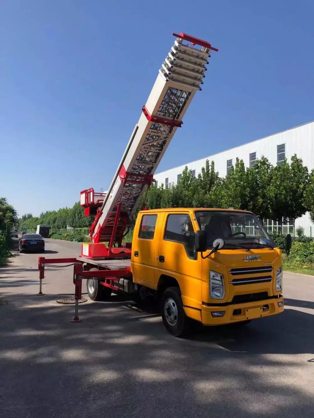 龙岩新罗附近的云梯车出租服务：轻松解决高空作业需求