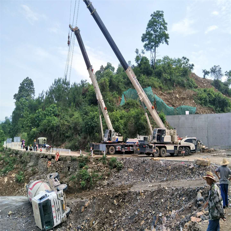 龙岩新罗汽车掉沟里叫吊车救援要多少钱